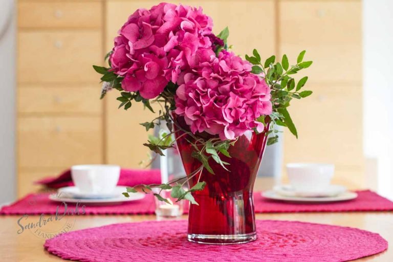 Friday Flowerday – Blumen-Upcycling und neu gewebte Tischsets in rotpink