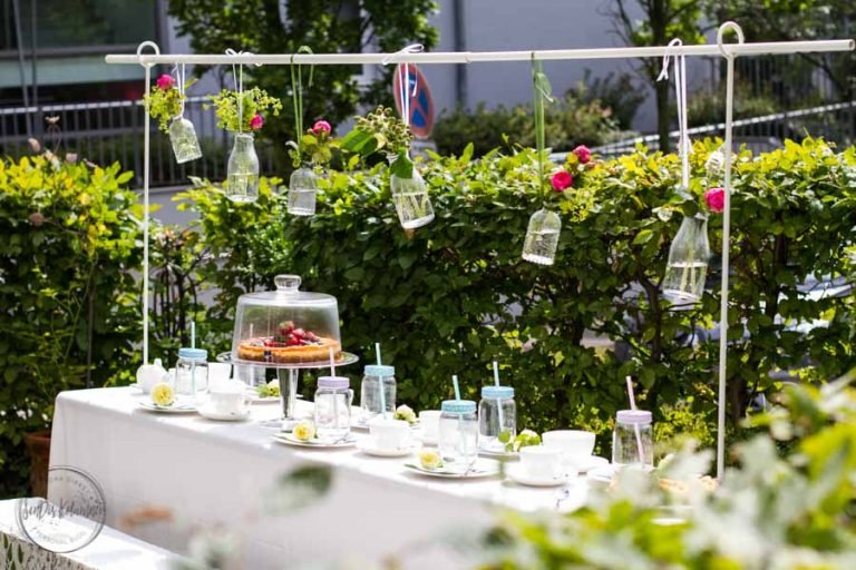 FridayFlowerday auf SanDis-Kolumne: Familie, Rosen, Kuchen und Tafelklem TOON https://sandis-kolumne.de/gartendings/friday-flowerday-familie-rosen-kuchen-und-tafelklem-toon Dekoriert und gebacken für den Sommernachmittag im Garten – Sandra Dirks