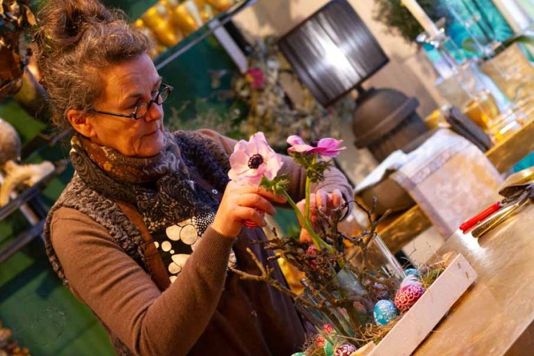 Sandra Dirks - Alvar Aalto Vase Osterdeko Schnittblumen mit Heike Becker-Möhring von Florentine