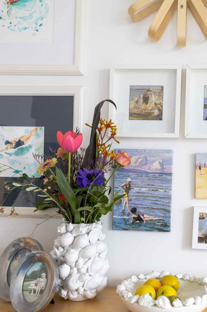 Sandra Dirks - FlowerFriday mit buntem Blumenstrauß und Muschelvase