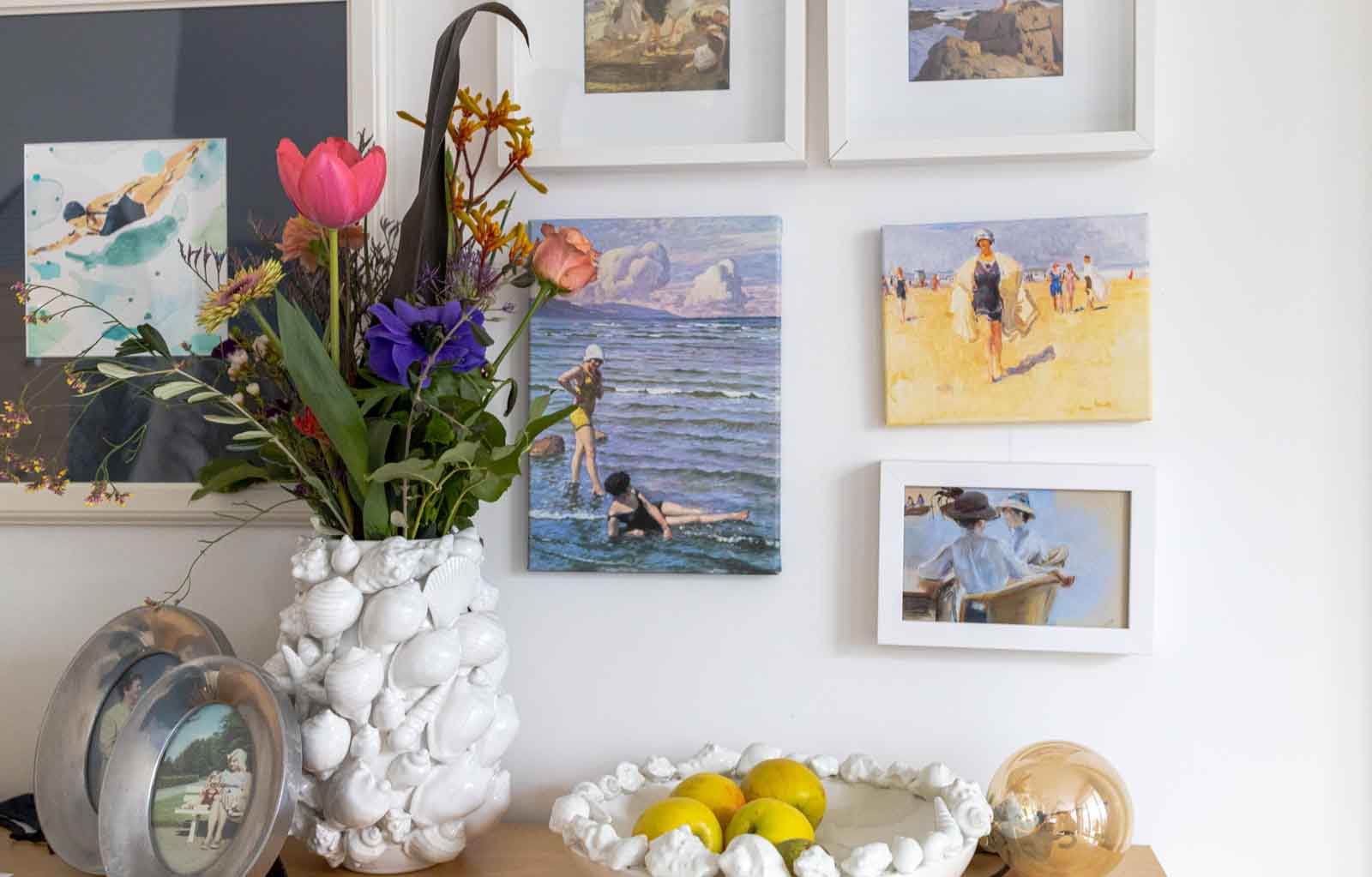 Sandra Dirks - FlowerFriday mit buntem Blumenstrauß und Muschelvase