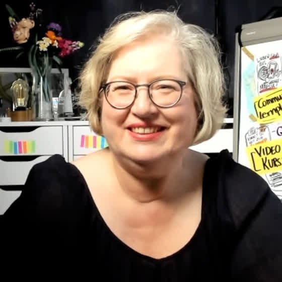 Sandra im letzten Sommer, blond, vor ihrem Flipchart