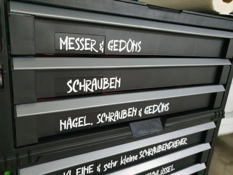Nahaufnahme der beschrifteten Werkzeug-Schubladen: Messer und Gedöns, Schrauben, Nägel Schrauben und Gedöns