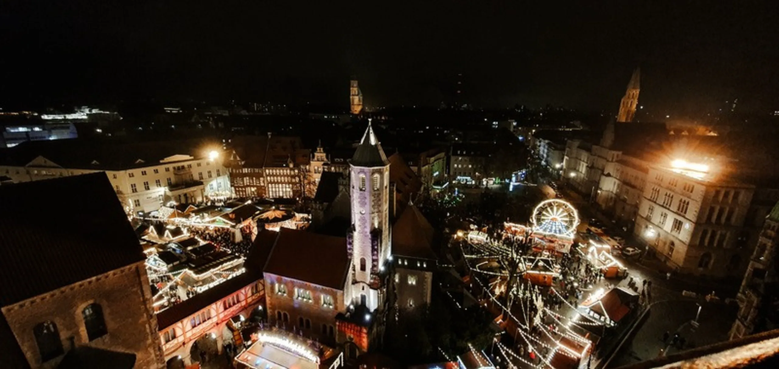 Lichter über der Löwenstadt: Der Braunschweiger Weihnachtsmarkt von oben