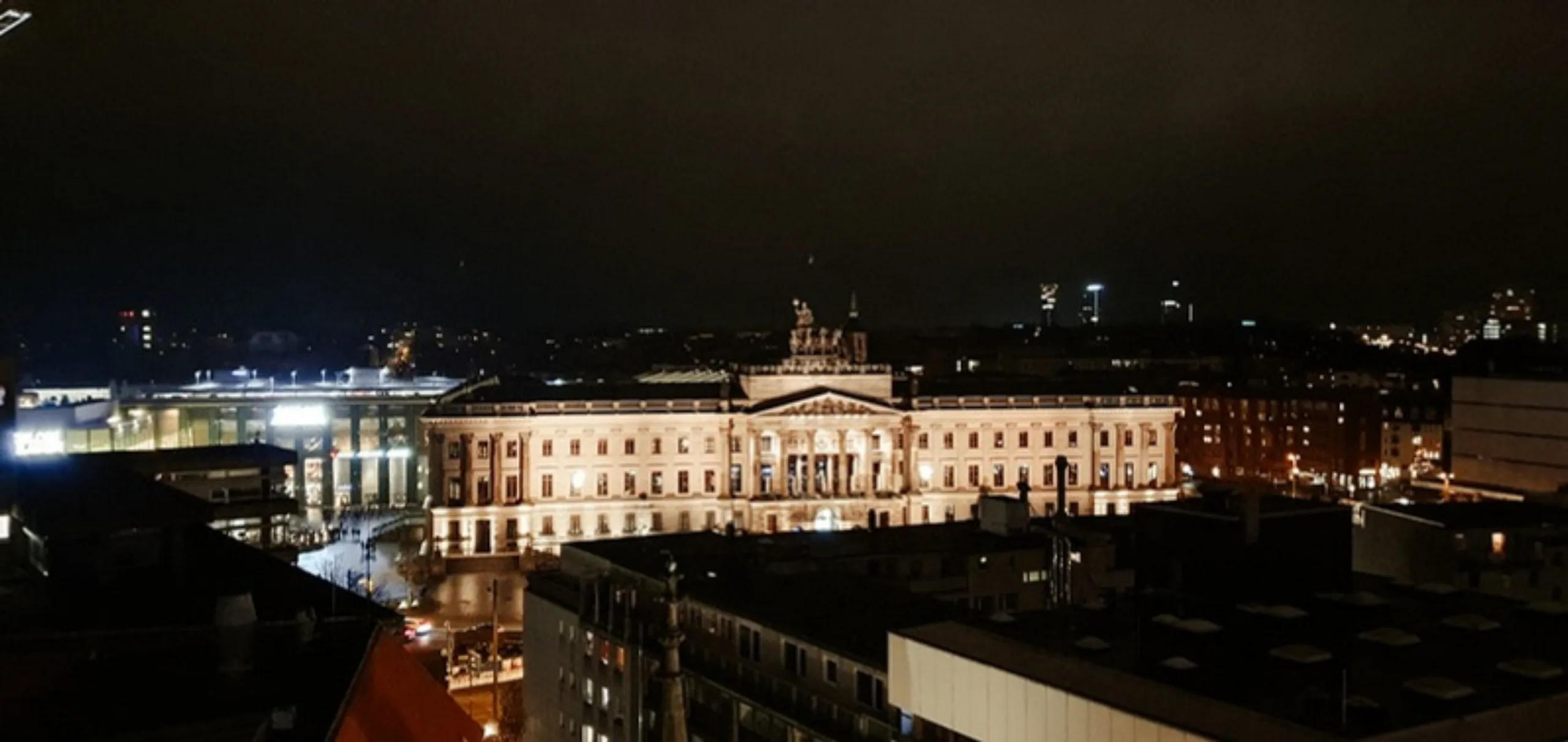Das prachtvoll angestrahlte Braunschweiger Residenzschloss überragt bei Nacht die Dächer der Stadt